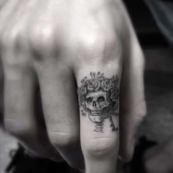Tattoo đầu lâu ở ngón tay