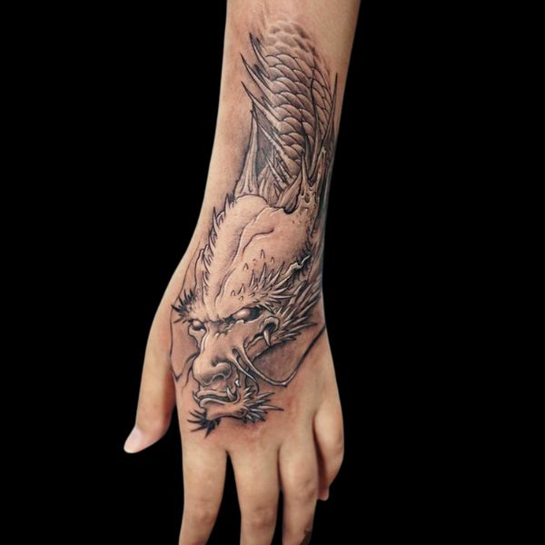 Tattoo đầu rồng cổ tay