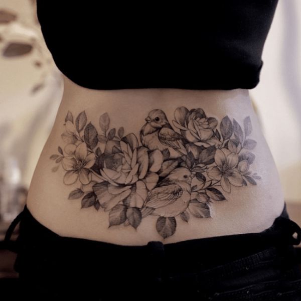 Tattoo đẹp cho nữ ở lưng bó hoa