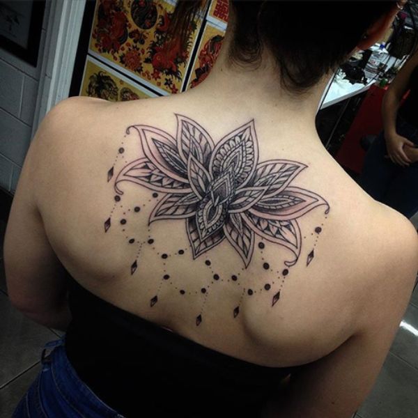 Tattoo đẹp nhất mang đến phái đẹp ở sống lưng bông sen chất