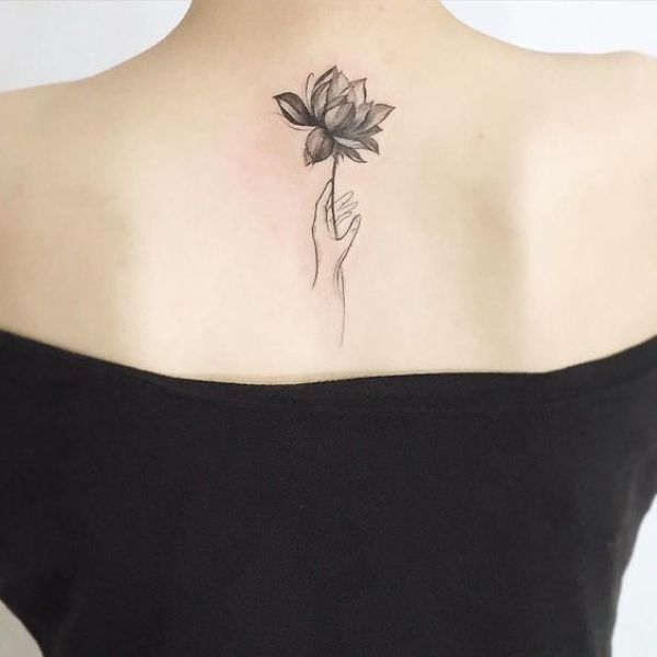 Tattoo đẹp cho nữ ở lưng búp đài