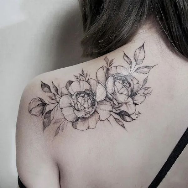Tattoo đẹp cho nữ ở lưng búp hoa
