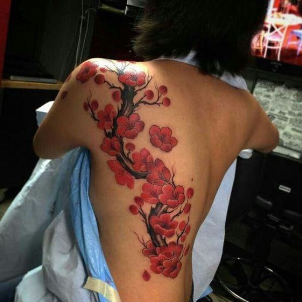 Tattoo đẹp cho nữ ở lưng cành đào