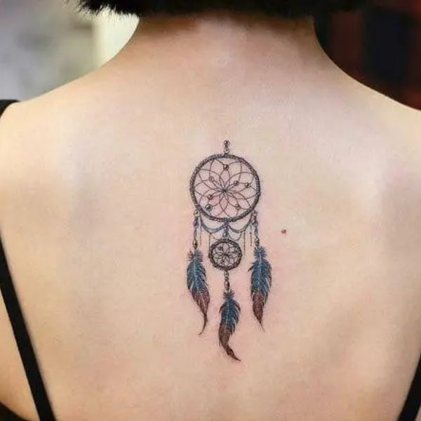 Tattoo đẹp nhất mang đến phái đẹp ở sống lưng chuông gió