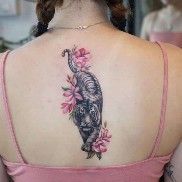 Tattoo đẹp nhất mang đến phái đẹp ở sống lưng con cái hổ