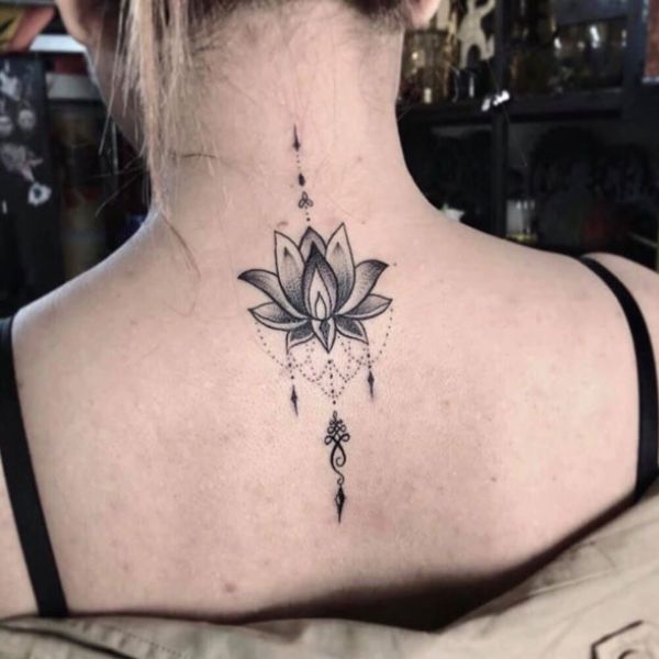 Tattoo đẹp cho nữ ở lưng đài sen đẹp