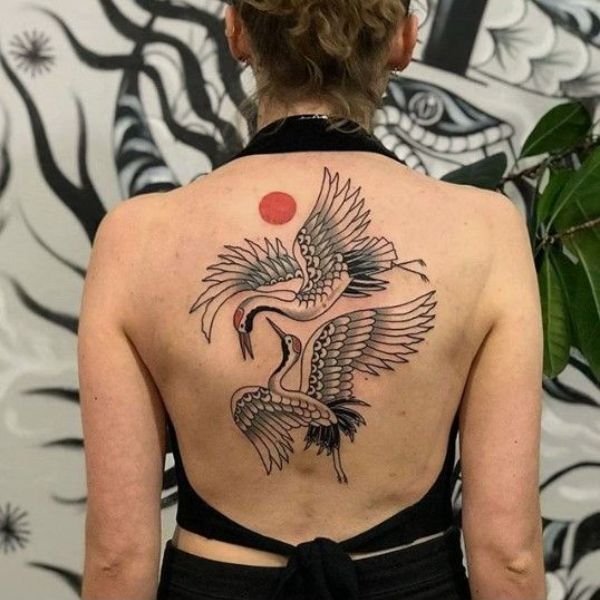 Tattoo đẹp cho nữ ở lưng đôi cò