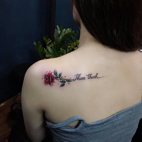 Tattoo đẹp nhất cho tới phái nữ ở sườn lưng hoả hồng và chữ
