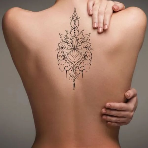 tattoo đẹp nhất mang đến phái nữ ở sườn lưng hoa sen chất