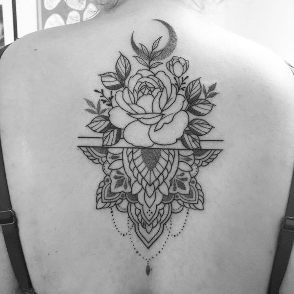Tattoo đẹp cho nữ ở lưng ký tự đẹp