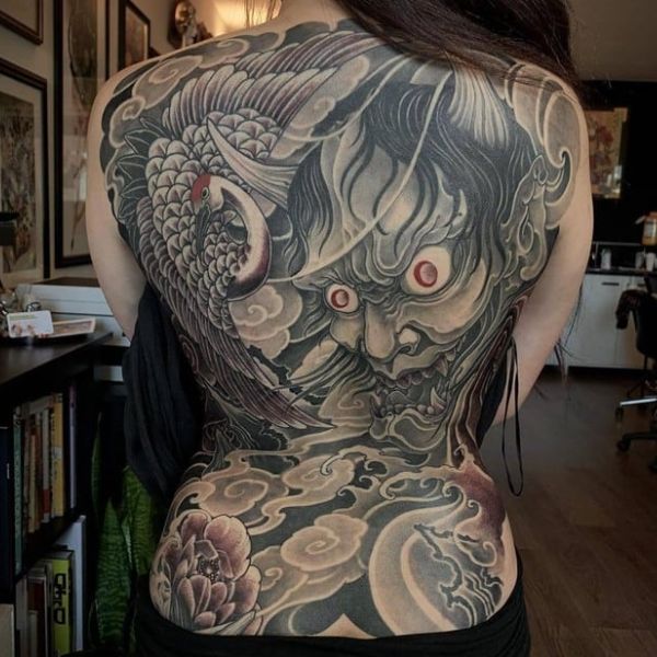 tattoo đẹp nhất cho tới phái nữ ở sườn lưng mặt mày quỷ