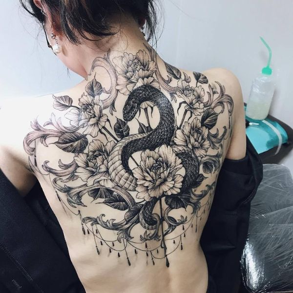 tattoo đẹp cho nữ ở lưng rắn và hoa