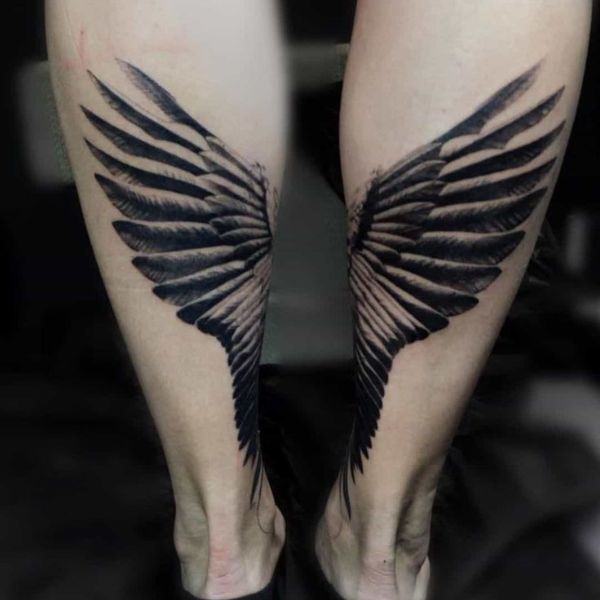 Tattoo đôi cánh bắp chân