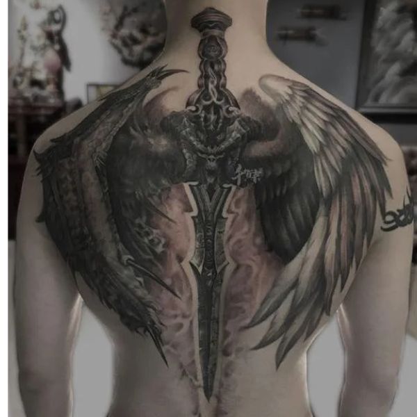 Tattoo đôi cánh kiếm