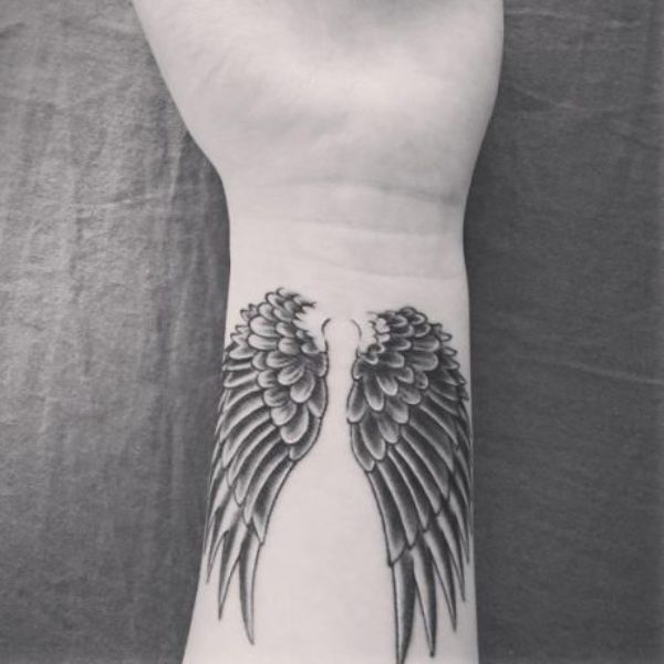 Tattoo đôi cánh mini ở cổ tay