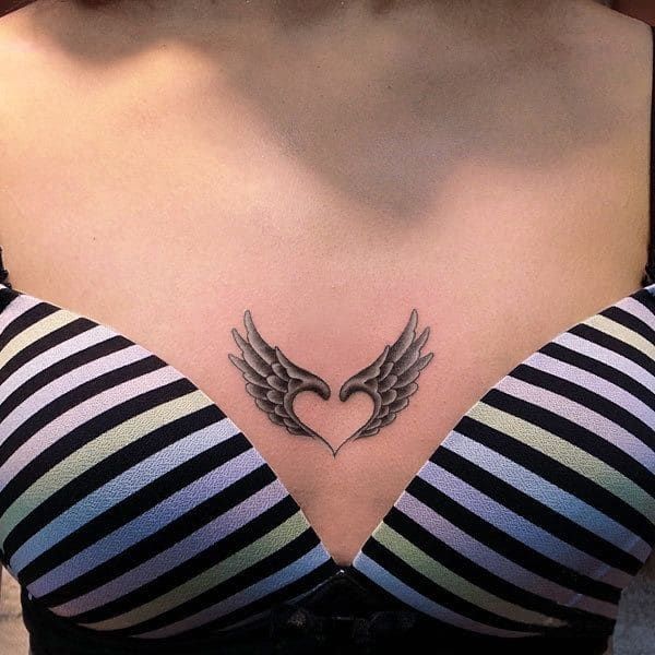 Tattoo đôi cánh mini ở ngực siêu dễ thương