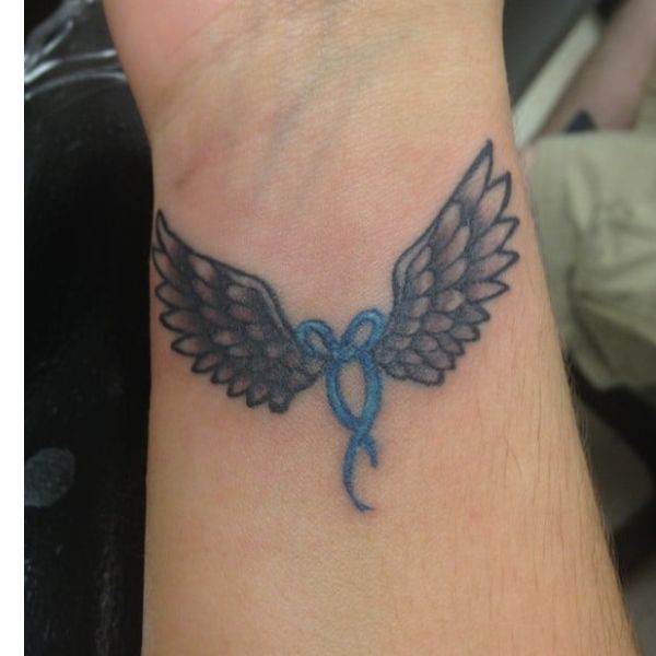 Tattoo đôi cánh nơ xanh