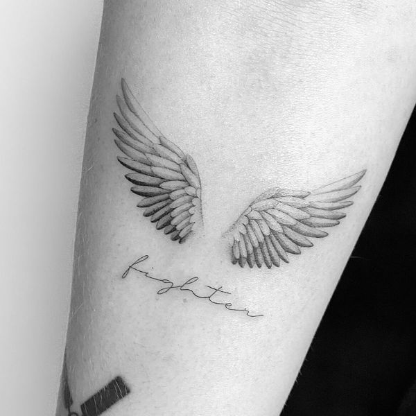 Tattoo đôi cánh và chữ