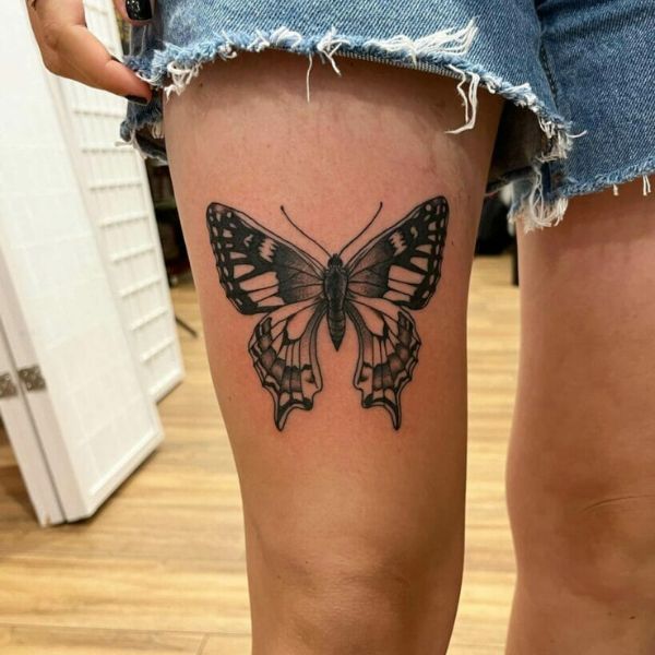 Tattoo đùi hình con cái bướm
