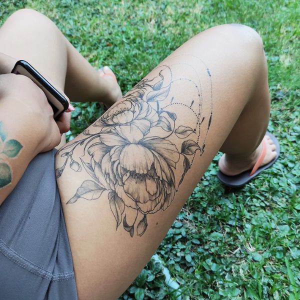 Tattoo đùi hoa rất đẹp mang đến nữ