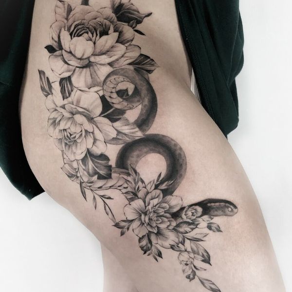 Tattoo đùi rắn và hoa