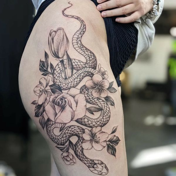 Tattoo đùi rắn