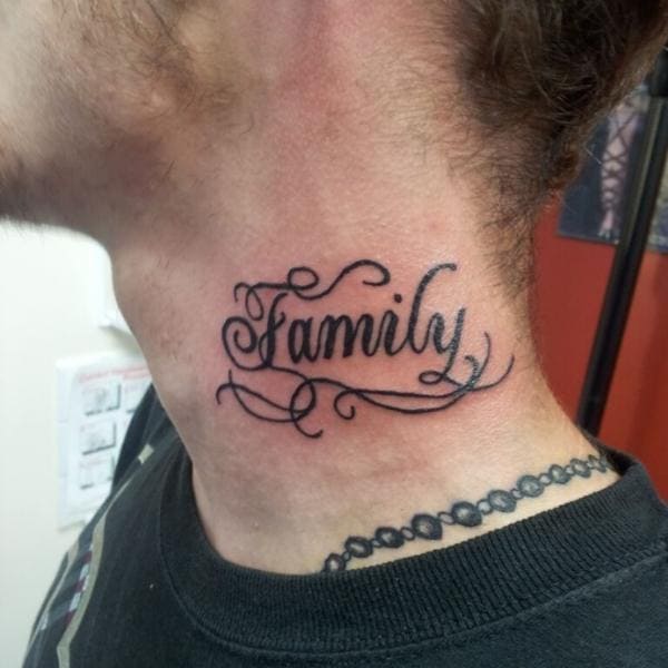 Tattoo family ở cổ