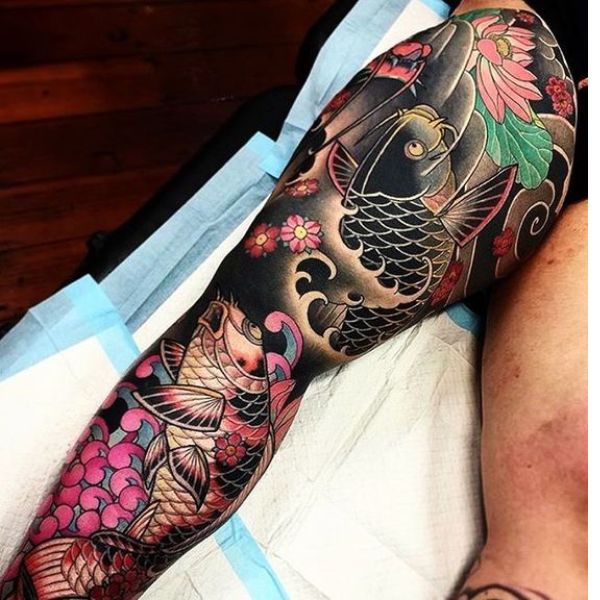 Tattoo full chân cá chép hoa cúc nhật