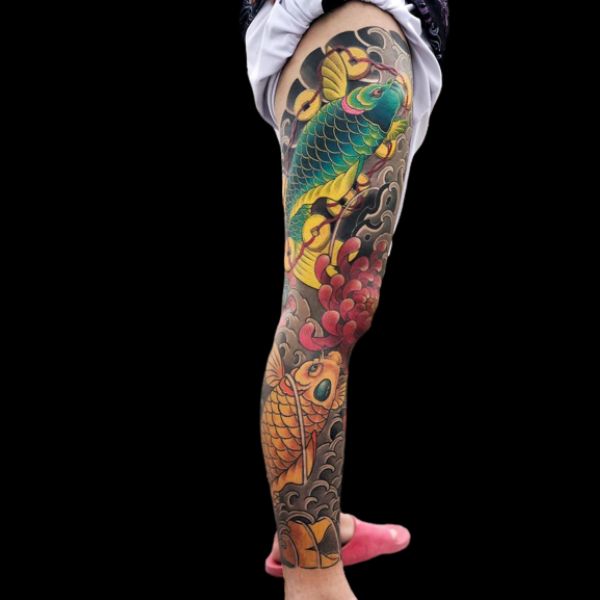 Tattoo full chân con cá chép hoa cúc