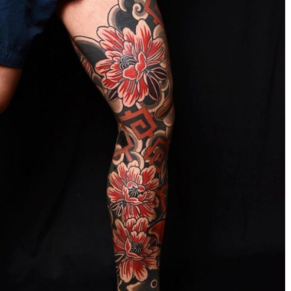 Tattoo full chân hoa kiểu mẫu đơn