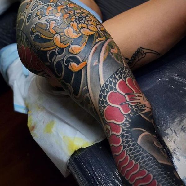 Tattoo full chân rắn