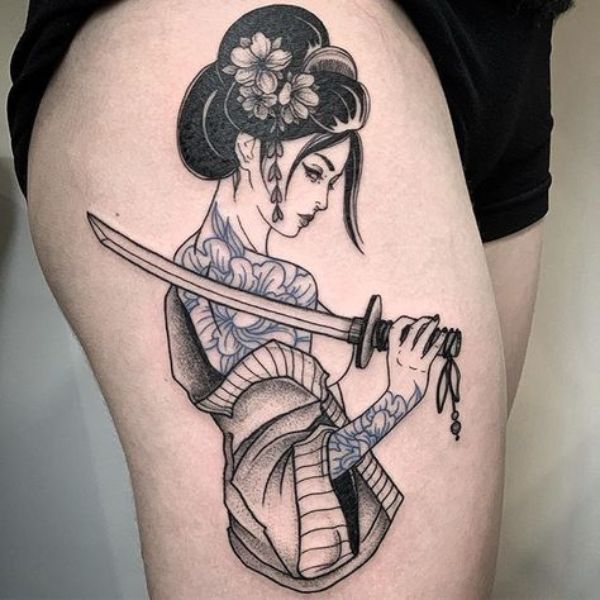Tattoo geisha cầm kiếm