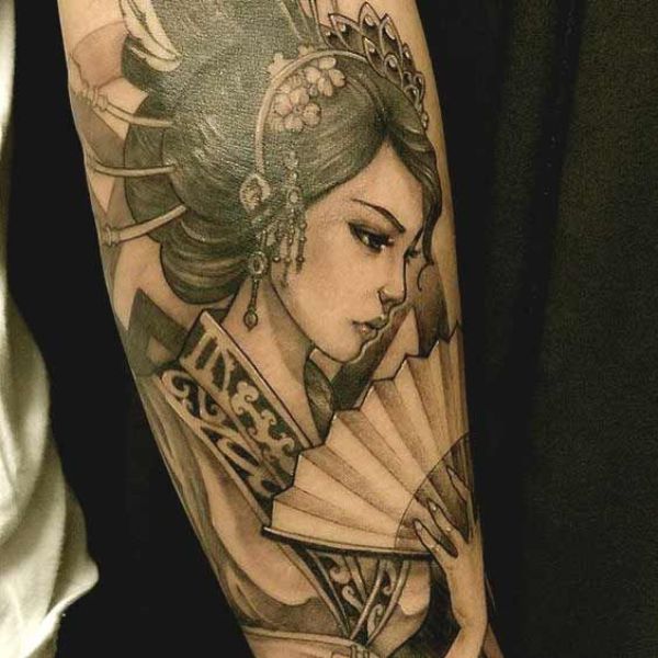 Tattoo geisha cầm quạt
