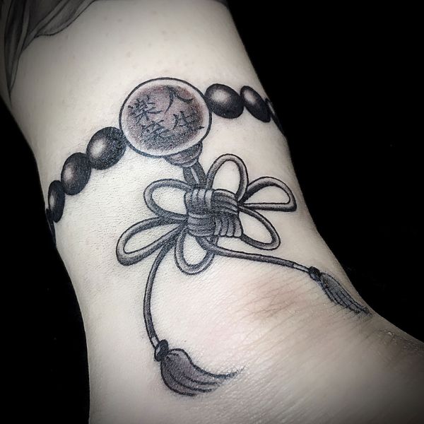 Tattoo phân tử vòng nhật cổ ở cổ tay