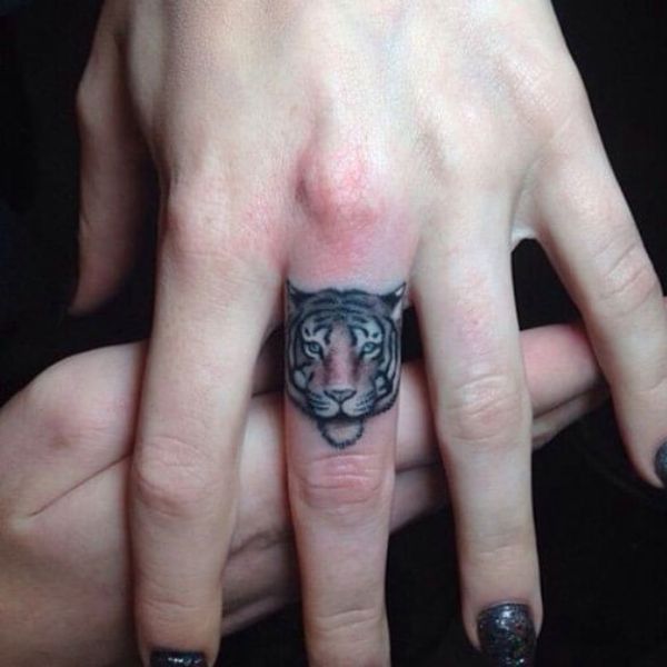 Tattoo hổ xinh đẹp ngón tay