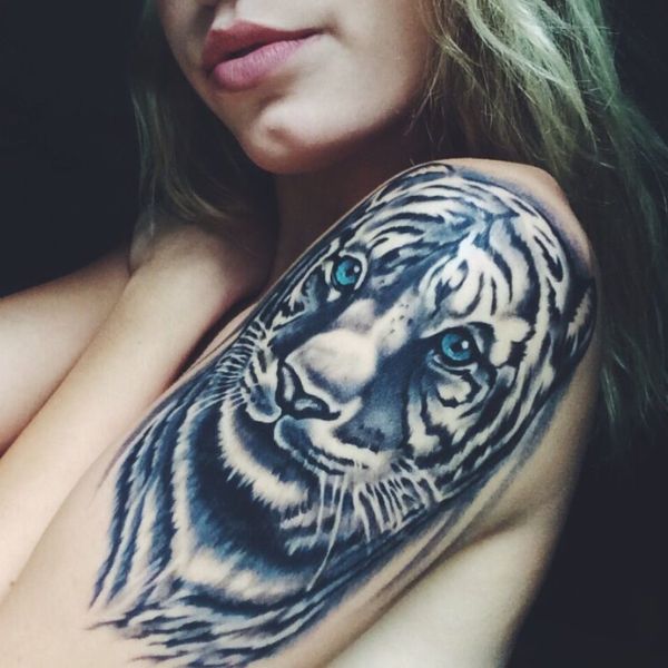 Tattoo hổ xinh đẹp ở vai nữ