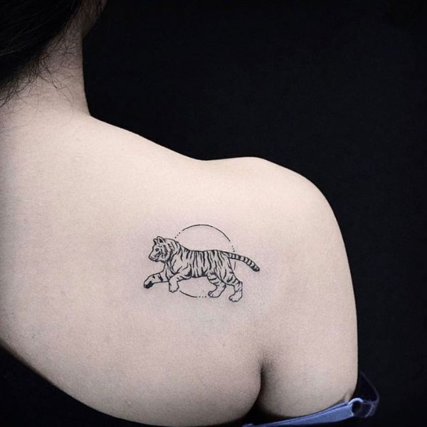 Tattoo hổ xinh đẹp sau vai nữ