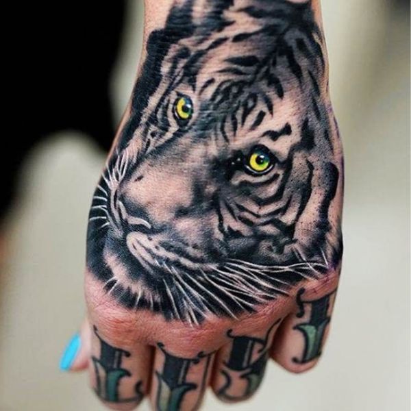 Tattoo hổ ở mu bàn tay xinh đẹp 
