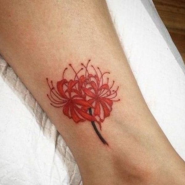Tattoo hoa bỉ ngạn ở chân