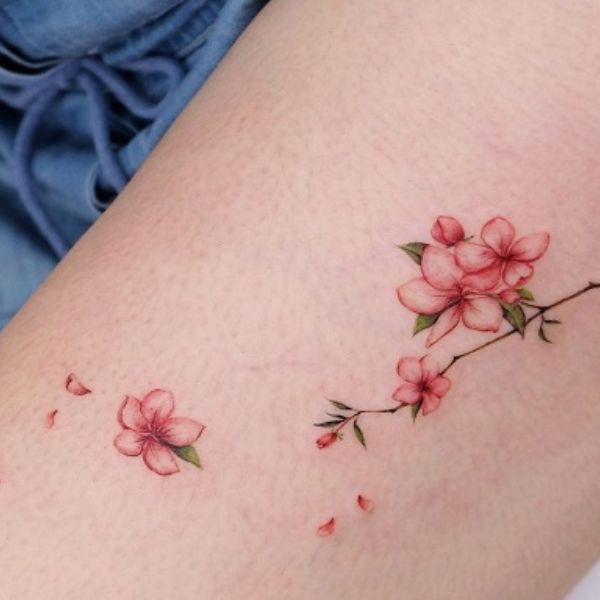 Tattoo hoa đào rơi