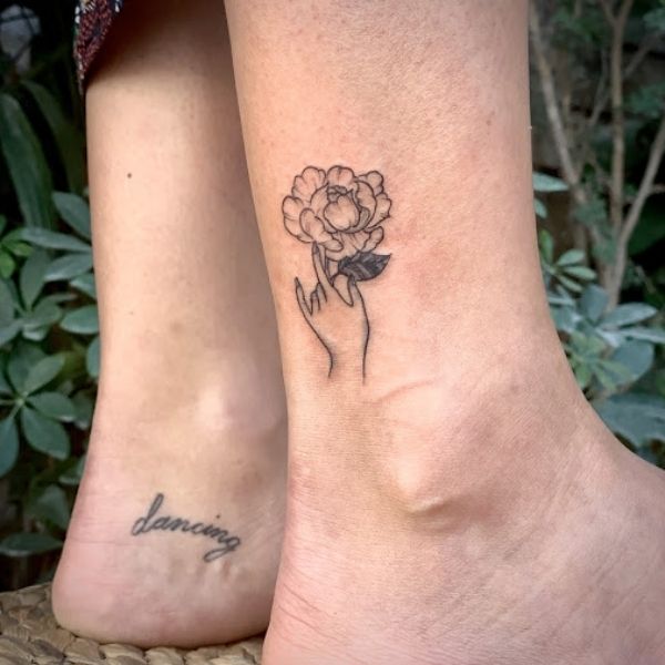 Tattoo hoa hồng mini ở chân