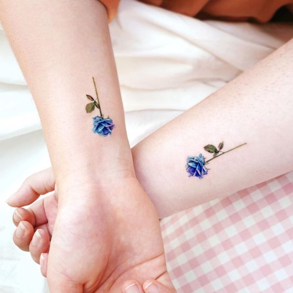 Tattoo hoa hồng mini cổ tay