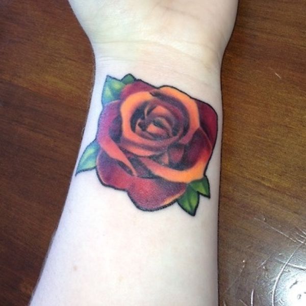 Tattoo hoả hồng ở cổ tay cho tới nữ
