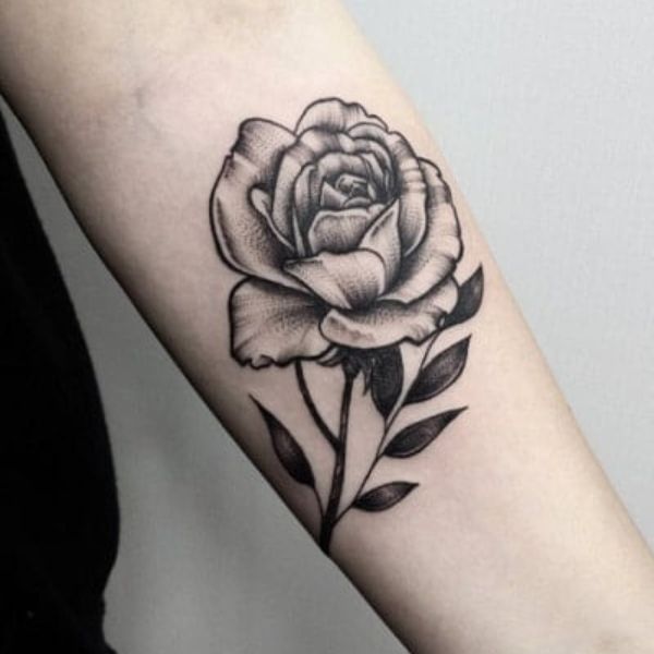 Tattoo huê hồng ở tay nam