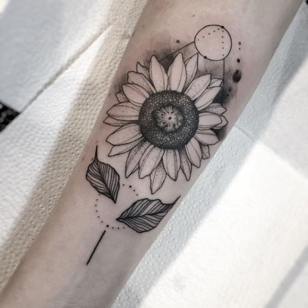 Tattoo hoa hướng dương bắp tay