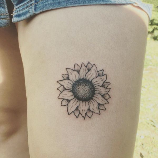 Tattoo hoa hướng dương đen trắng