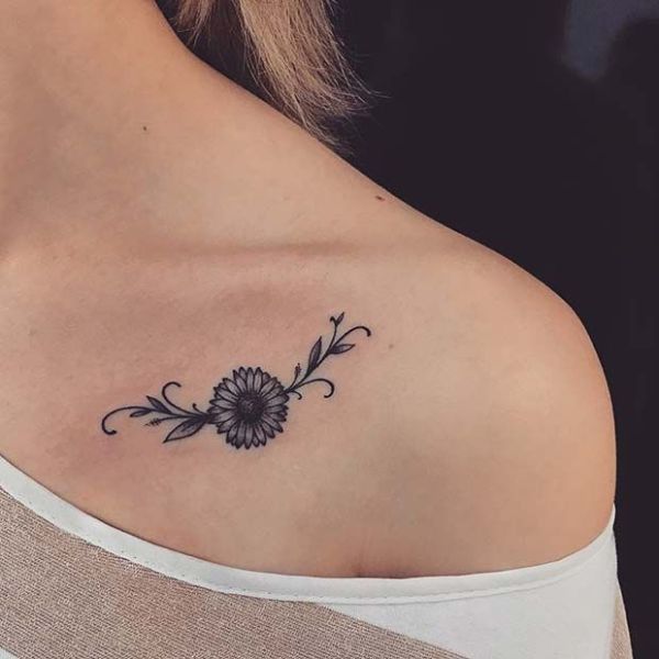 Tattoo hoa hướng dương gần xương quai xanh