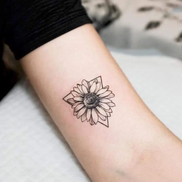 Tattoo hoa hướng dương mini đẹp