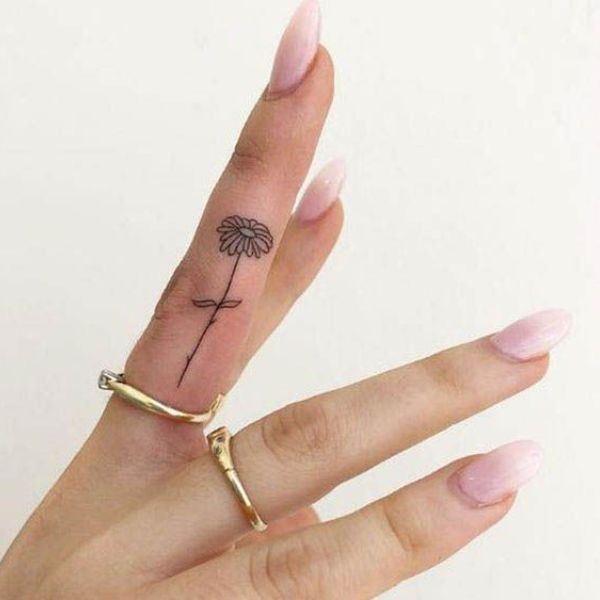 Tattoo hoa hướng dương mini ở ngón tay