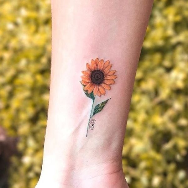 Tattoo hoa hướng dương mini ở tay